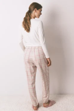 Calça comprida de flanela rosa com estampa xadrez
