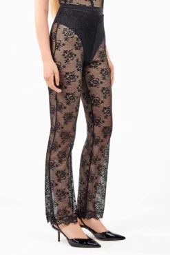 Calça comprida elástica delicada de renda floral transparente
