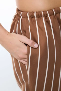 Calça comprida riscas marrom