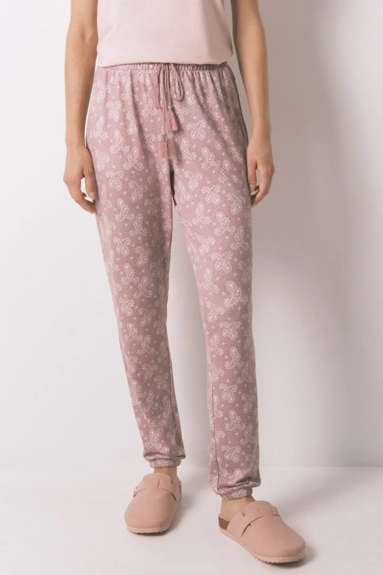 Calça compridas de malha em paisley rosa suave