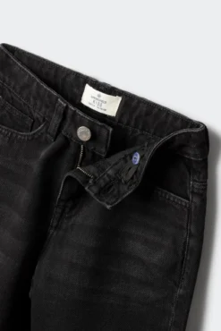 Calça denim de menino skatista