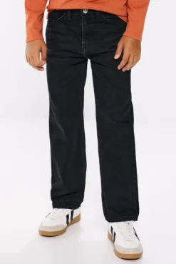 Calça denim de menino skatista