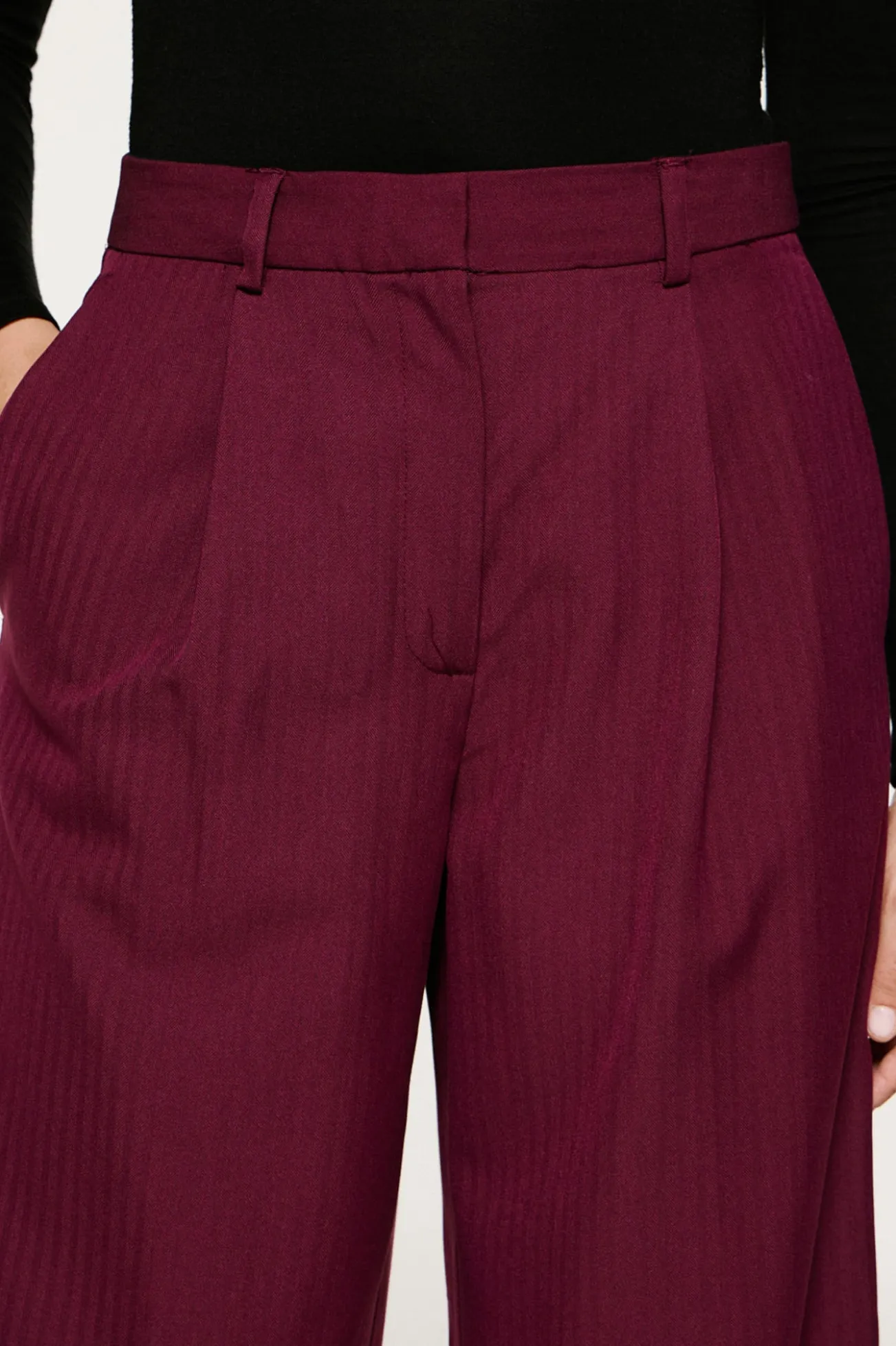Calça de terno plissadas.