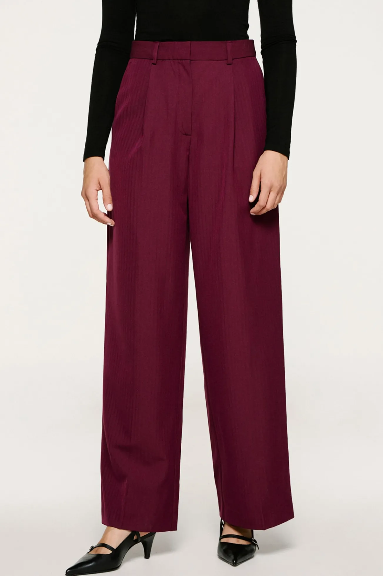 Calça de terno plissadas.