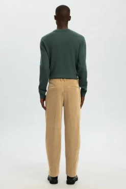 Calça de veludo cotelê com caimento relaxado