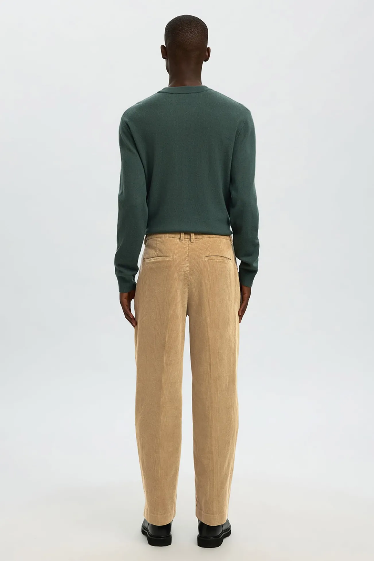 Calça de veludo cotelê com caimento relaxado