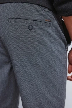 Calça estruturadas e slim fit