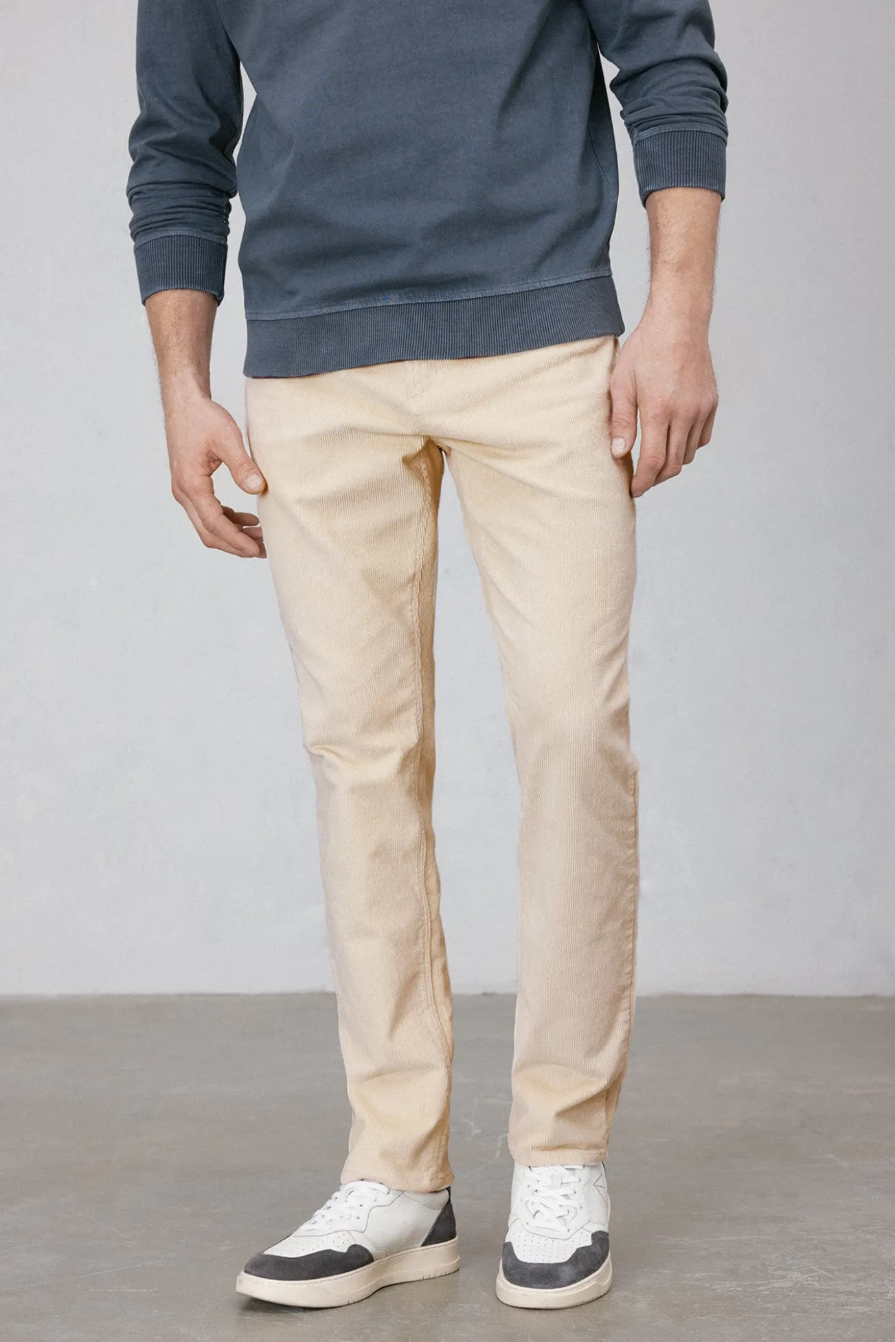 Calça fina de veludo com 5 bolsos
