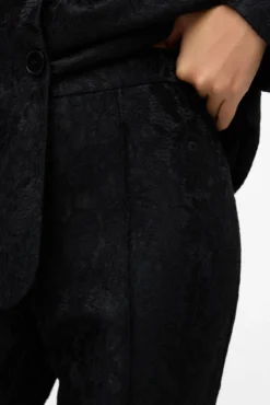 Calça flare com efeito renda