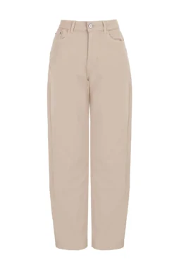 Calça jeans com abertura baixa