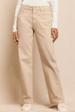 Calça jeans com abertura baixa