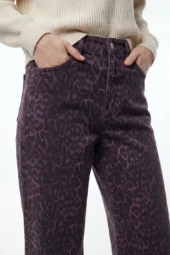 Calça jeans com estampado de leopardo