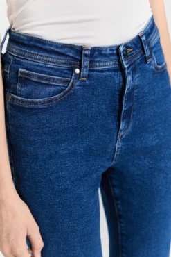 Calça jeans de cintura alta com ajuste regular