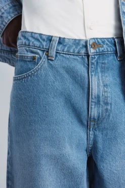 Calça jeans larga com lavagem média
