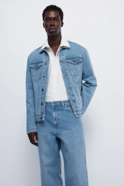 Calça jeans larga com lavagem média