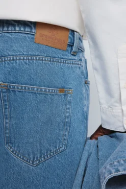 Calça jeans larga com lavagem média