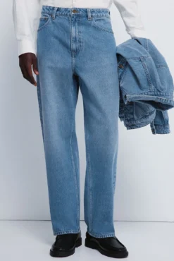 Calça jeans larga com lavagem média