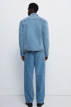 Calça jeans larga com lavagem média