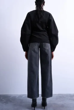 Calça jeans larga de cintura baixo com cinto nas costas