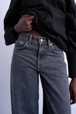 Calça jeans larga de cintura baixo com cinto nas costas