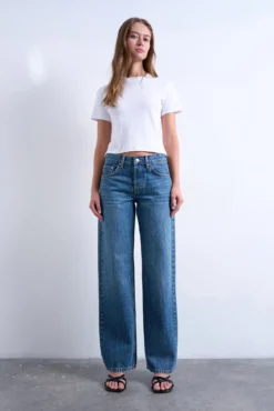 Calça jeans larga e de cintura baixo