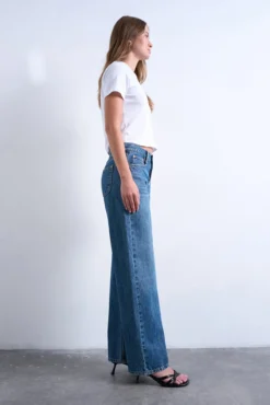 Calça jeans larga e de cintura baixo