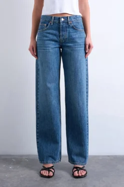 Calça jeans larga e de cintura baixo