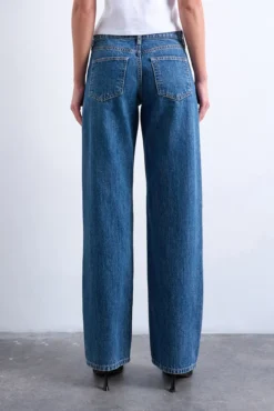 Calça jeans larga e de cintura baixo