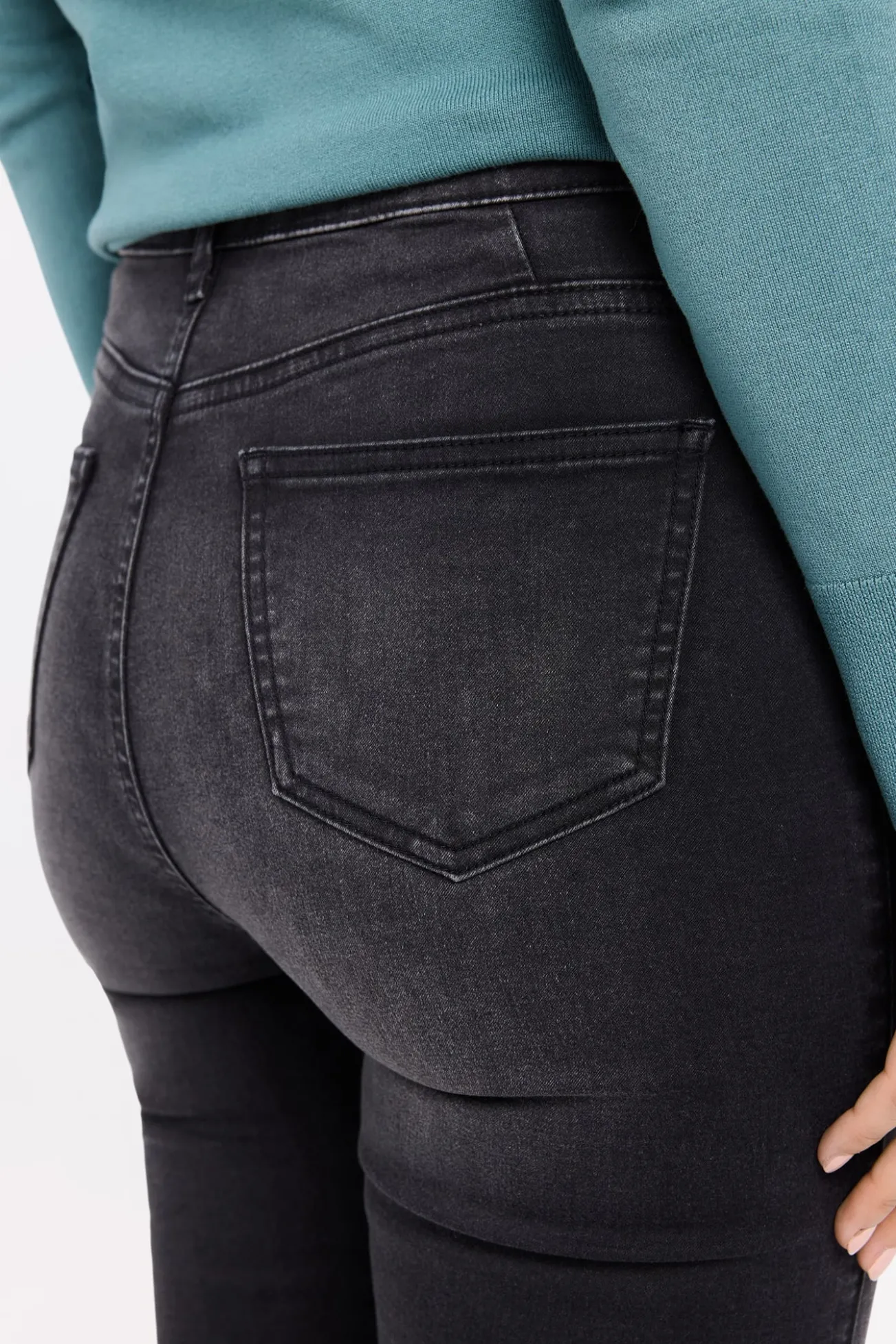 Calça jeans push-up de cintura média