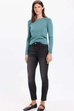Calça jeans push-up de cintura média
