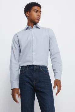 Calça jeans slim fit com lavagem escura