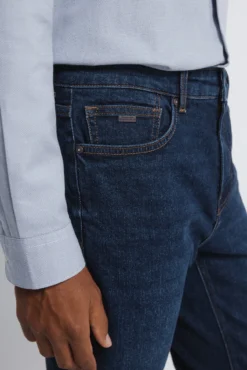 Calça jeans slim fit com lavagem escura