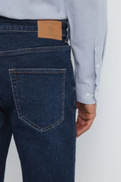 Calça jeans slim fit com lavagem escura
