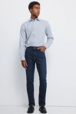 Calça jeans slim fit com lavagem escura
