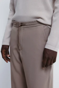 Calça jogger esvoaçante