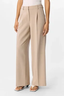 Calça largas com pregas