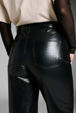 Calça largas de couro vegano