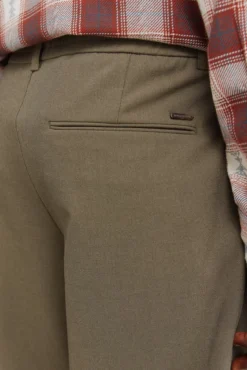 Calça plissadas confortáveis com corte relaxado