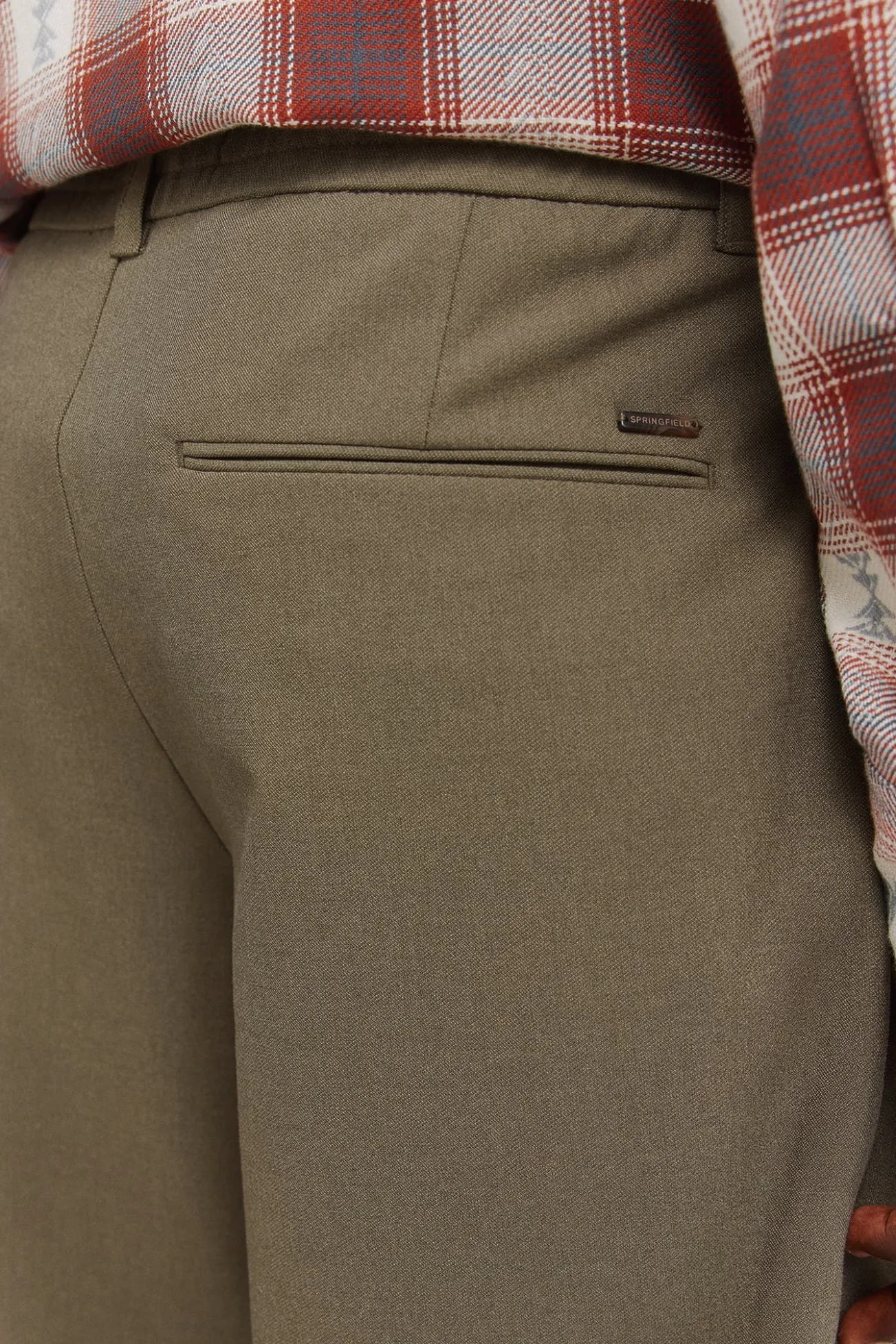 Calça plissadas confortáveis com corte relaxado