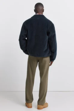 Calça plissadas confortáveis com corte relaxado