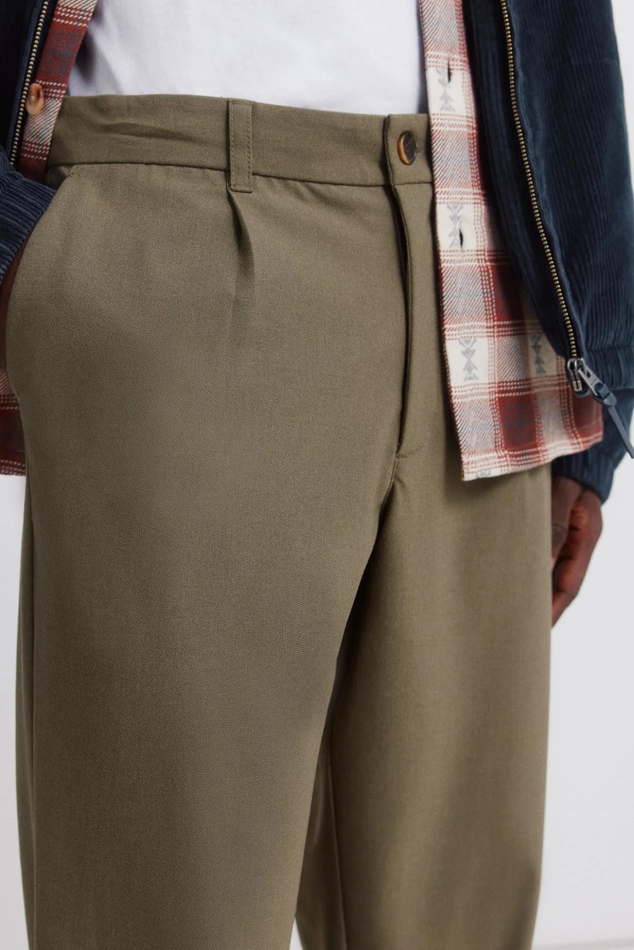 Calça plissadas confortáveis com corte relaxado