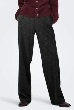 Calça retas plissadas