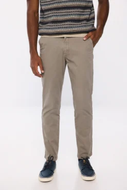 calças chino coloridas lavadas e relax fit