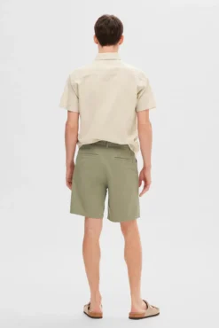 Calças chino curtas confecionadas com algodão orgânico.