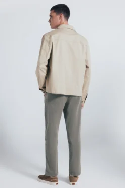 calças chino slim fit confortáveis