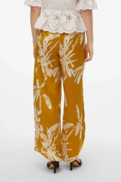 Calças fluidas efeito acetinado