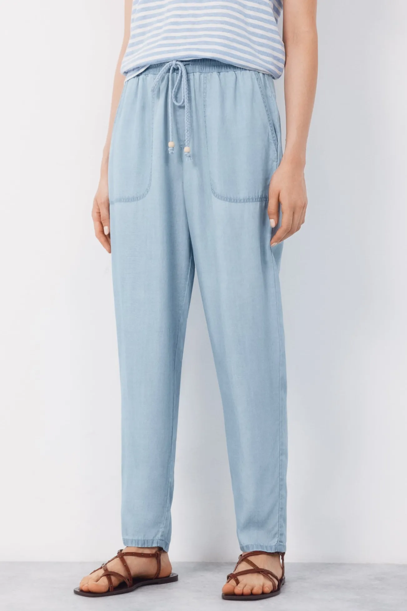 Calças fluidas em Tencel