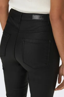 Calça skinny com efeito encerado