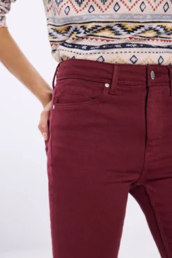 Calça slim cor