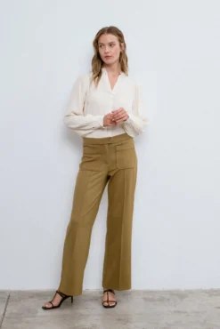 Calça social com bolsos frontais